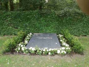 Bloemen rondom graf