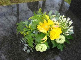 Grafboeket met gele bloemen