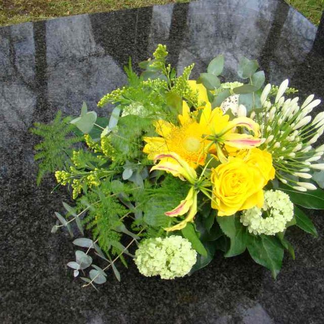 Grafboeket met gele bloemen