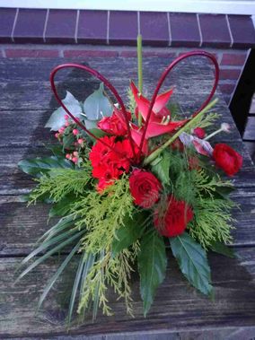 Grafboeket rode bloemen en hart 