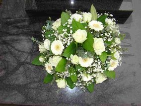 Grafboeket rode bloemen