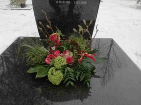 Grafboeket rode bloemen 