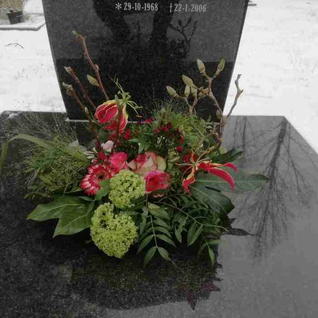 Grafboeket rode bloemen 