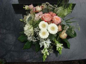 Grafboeket met roze en witte bloemen
