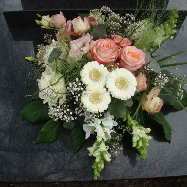 Grafboeket met roze en witte bloemen